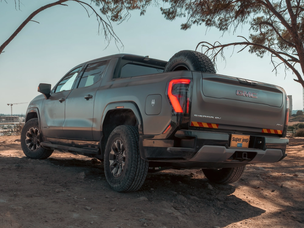 GMC Sierra EV AT4 Max Range 2026 חלק אחורי של הרכב, מתקן גלגל ספר וגלגל,