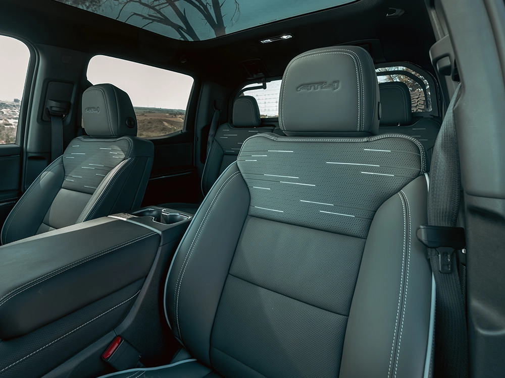 מושבי בקט קדמיים ב-GMC Sierra EV AT4 Max Range 2026 עם אוורור וחימום