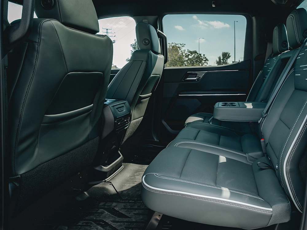 מושבים אחוריים מחוממים ב-GMC Sierra EV AT4 Max Range 2026