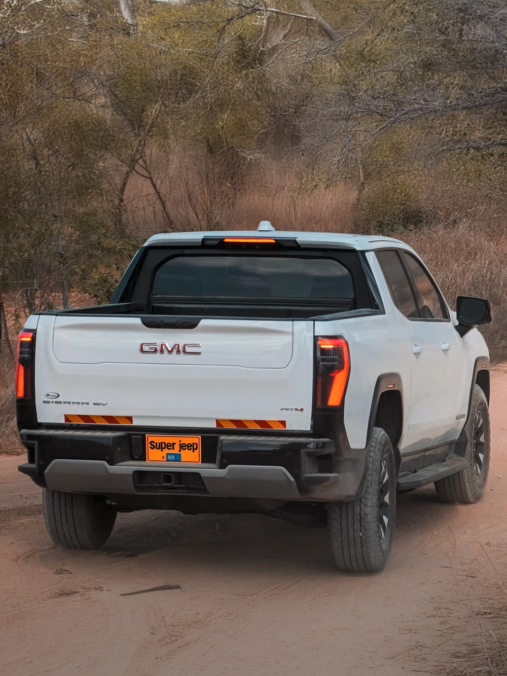 GMC Sierra EV AT4 Max Range - מבט אחורי