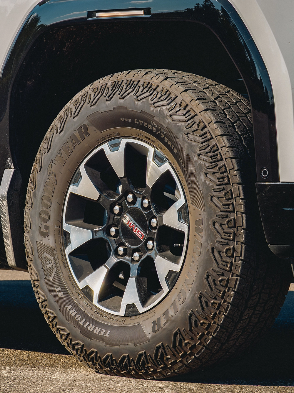 GMC Sierra EV AT4 Max Range - ג'אנט וצמיג