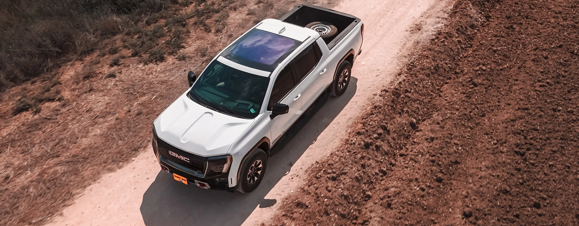 GMC Sierra EV AT4 Max Range 2026 בצילום חיצוני רחב בשטח