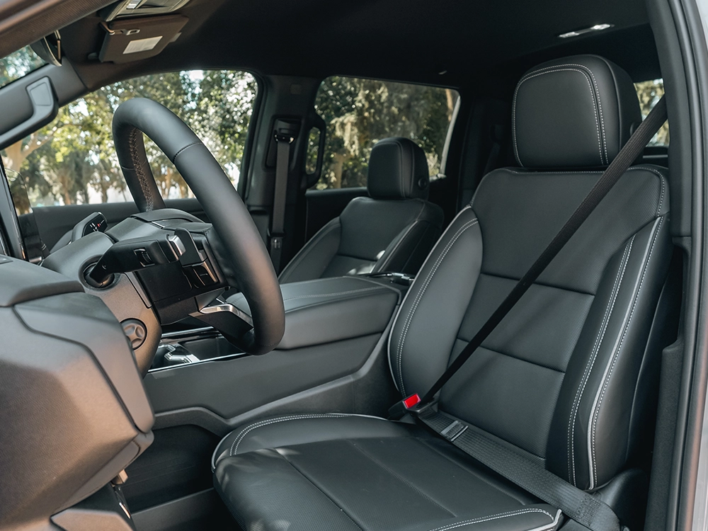 Chevrolet Silverado EV LT - מושבים קדמיים
