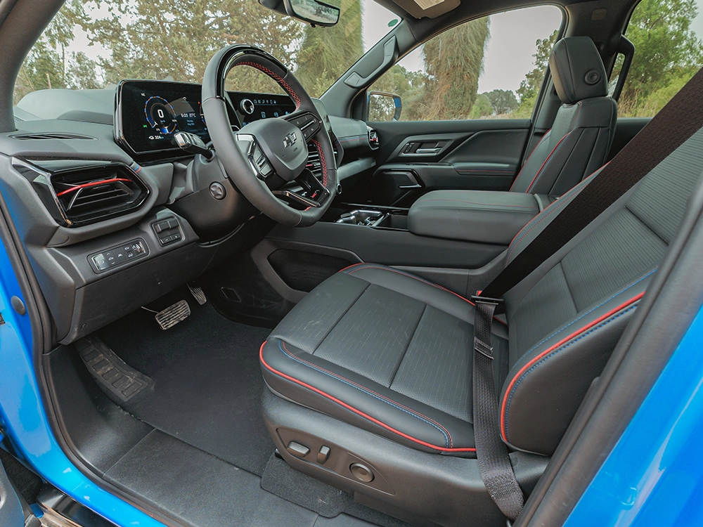 Chevrolet Silverado EV RST - תא נהג