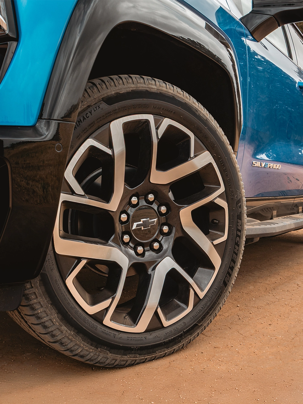 Chevrolet Silverado EV RST - תקריב ג'אנט וצמיג