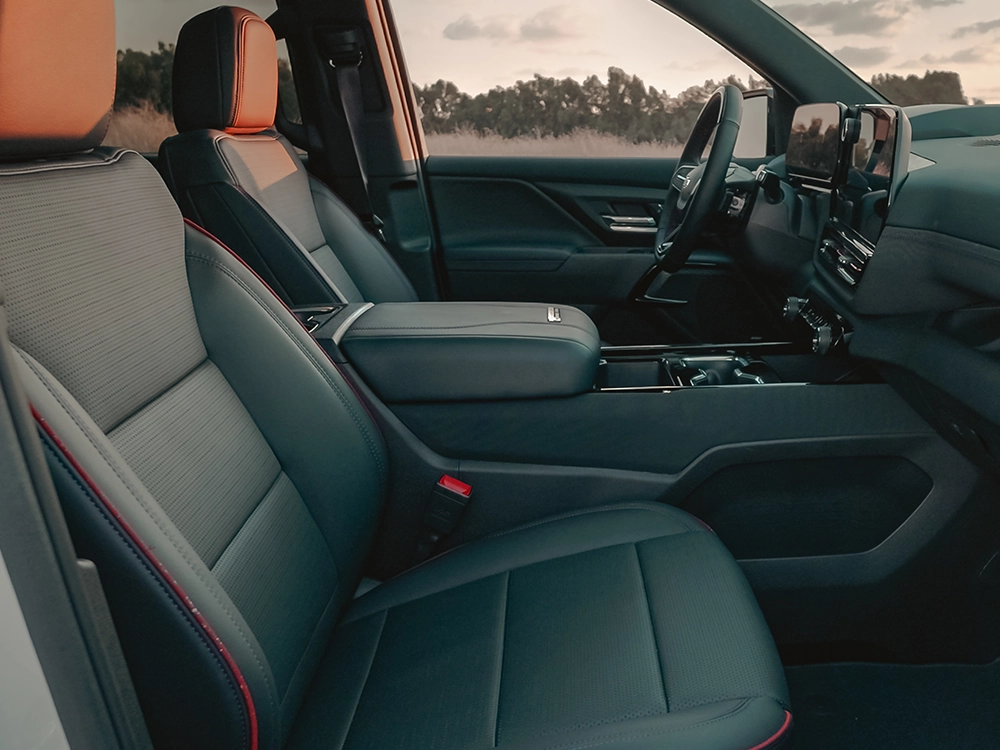 Chevrolet Silverado EV RST - מושבים קדמיים