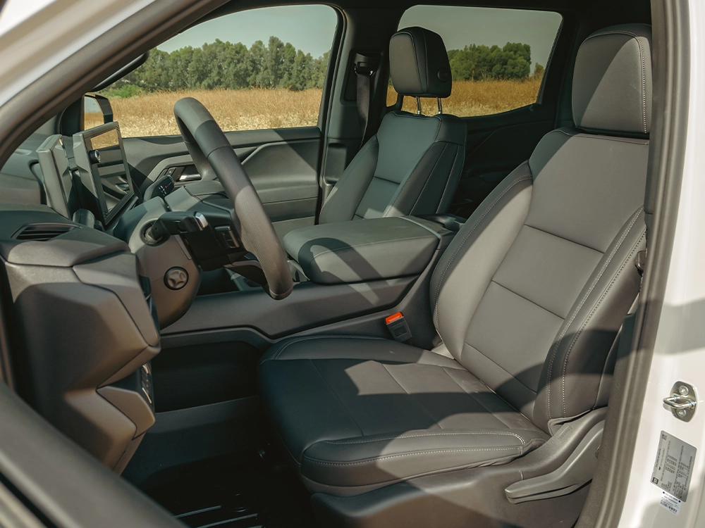 Chevrolet Silverado EV WT - מושבים קדמיים