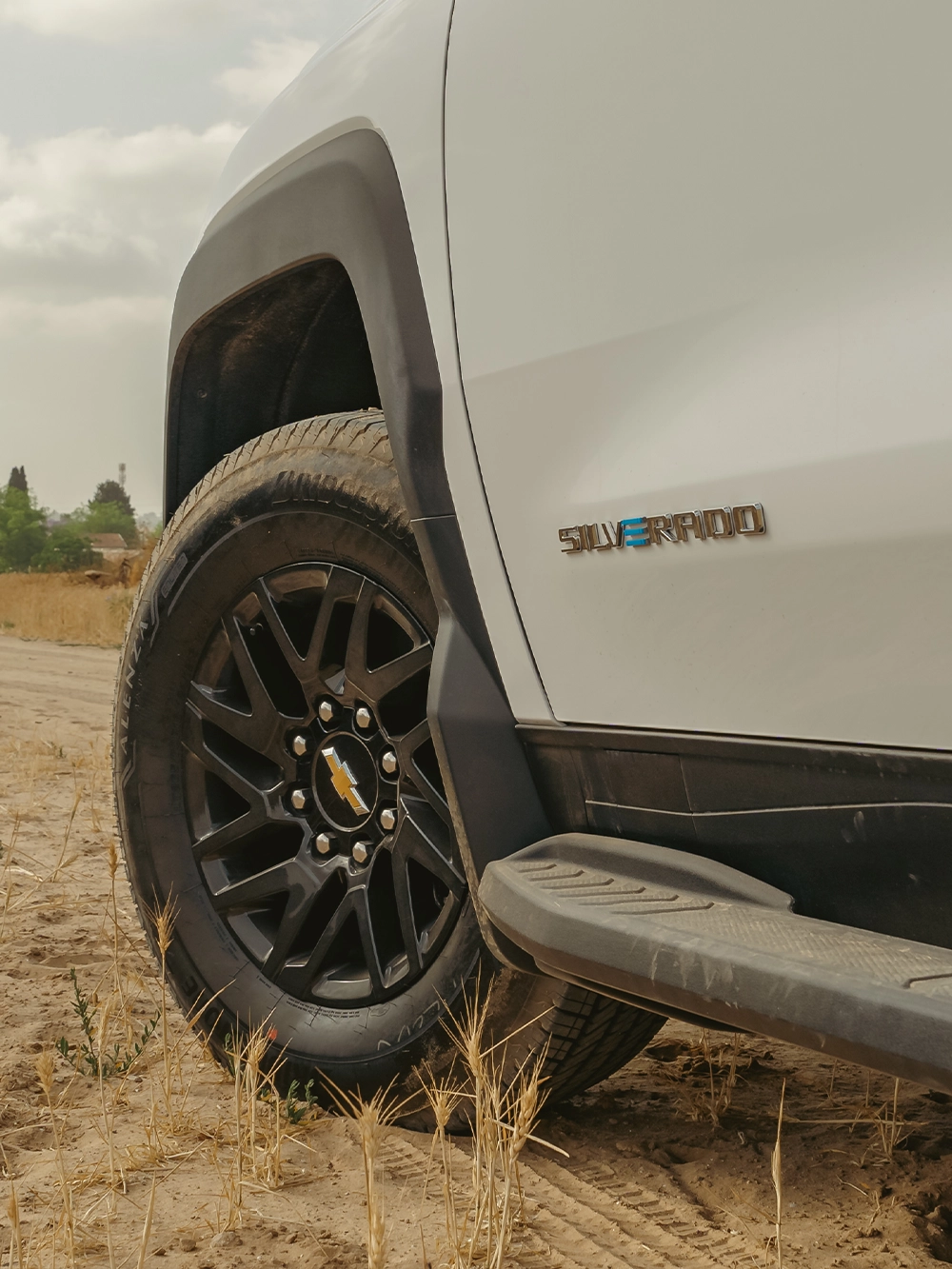 Chevrolet Silverado EV WT - תקריב ג'אנט וצמיג