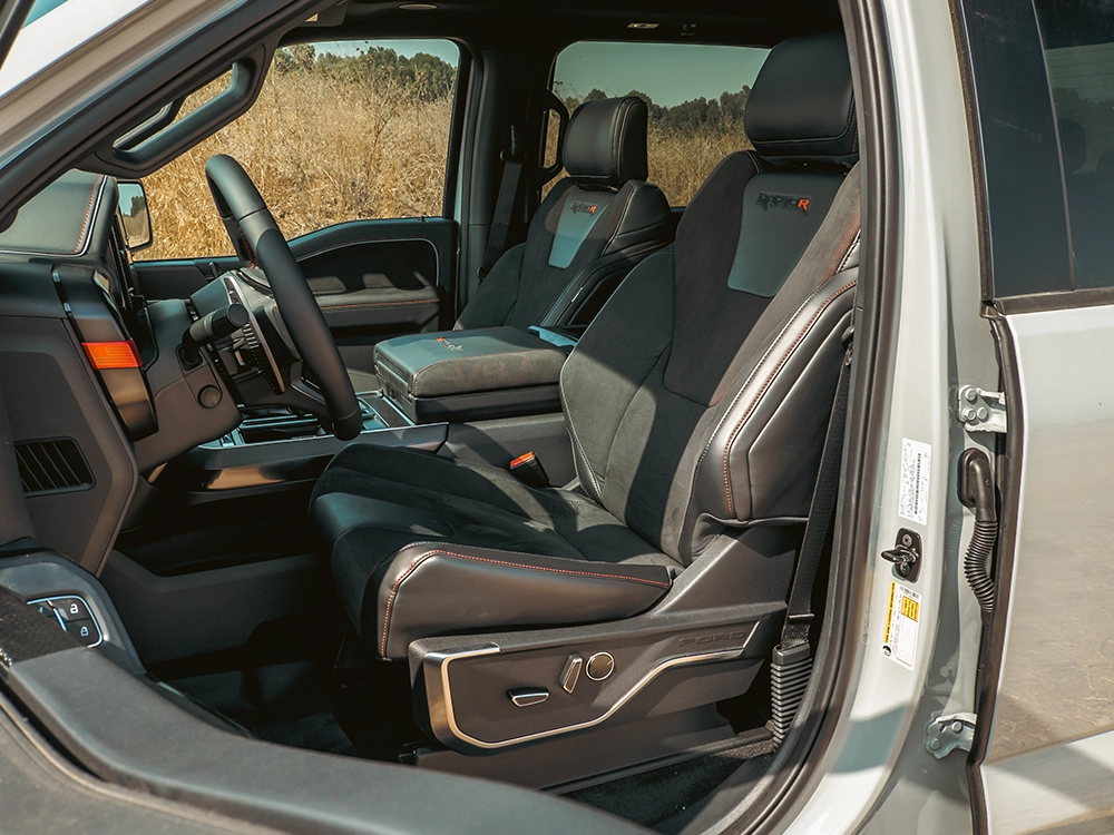 Ford F-150 Raptor R - מושבים קדמיים