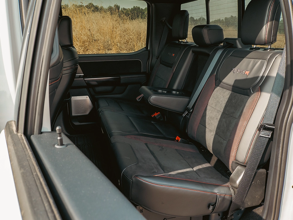 Ford F-150 Raptor R - מושבים אחוריים