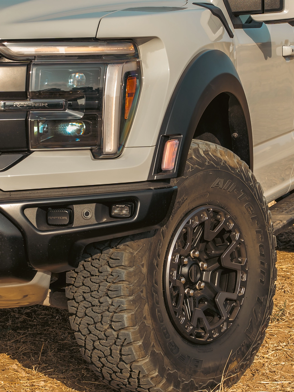 Ford F-150 Raptor R - תקריב ג'אנט וצמיג