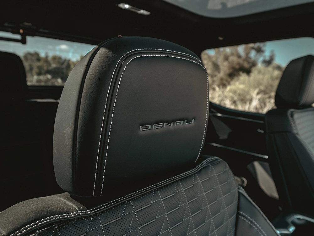 GMC Sierra Denali EV - תקריב ריפוד ותפרים