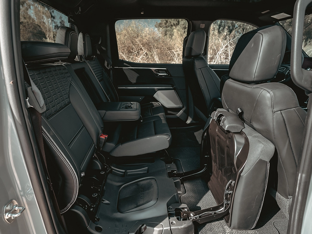 GMC Sierra Denali EV - מושבים אחוריים מקופלים