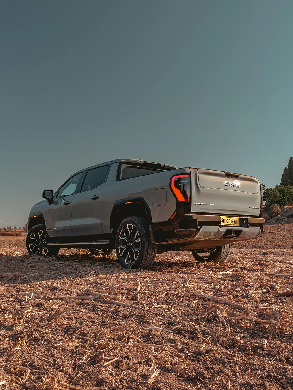 GMC Sierra Denali EV - מבט אחורי