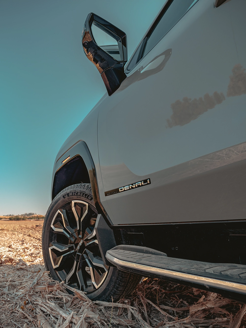 GMC Sierra Denali EV - תקריב ג'אנט וצמיג