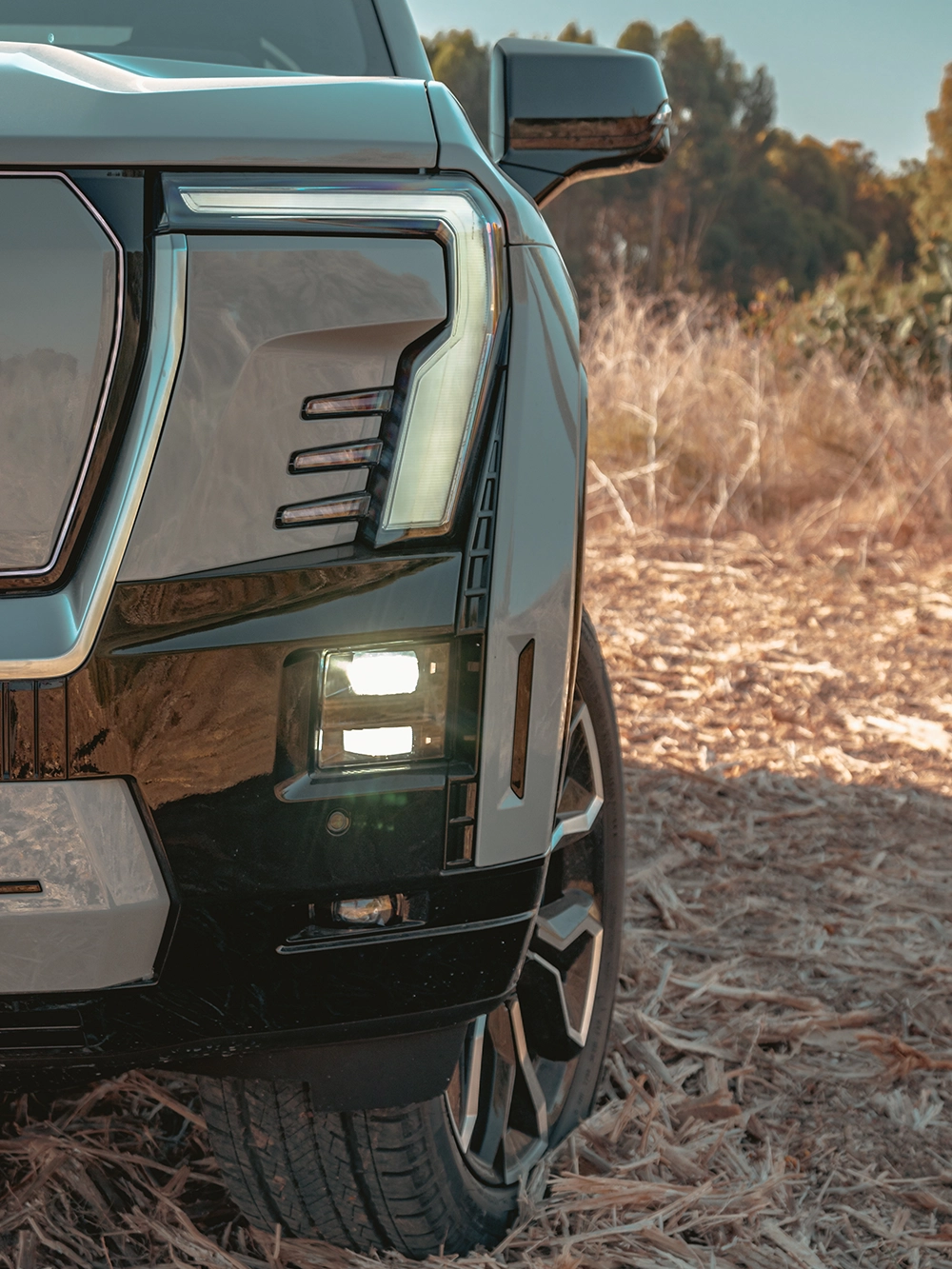 GMC Sierra Denali EV - תקריב פנסי חזית