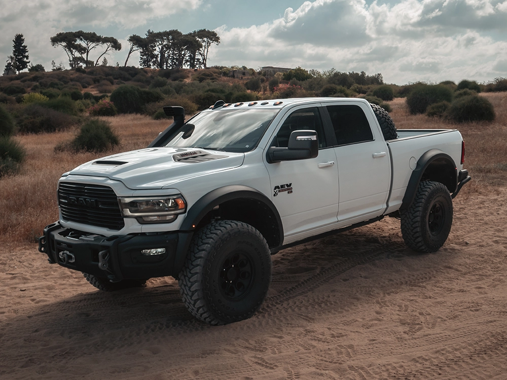 RAM 2500 LARAMIE AEV PROSPECTOR XL - טנדר עבודה קשוח ומיוחד - מבט צד אלכסוני