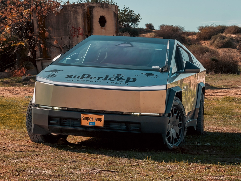 Tesla Cybertruck AWD Foundation - מבט קדמי