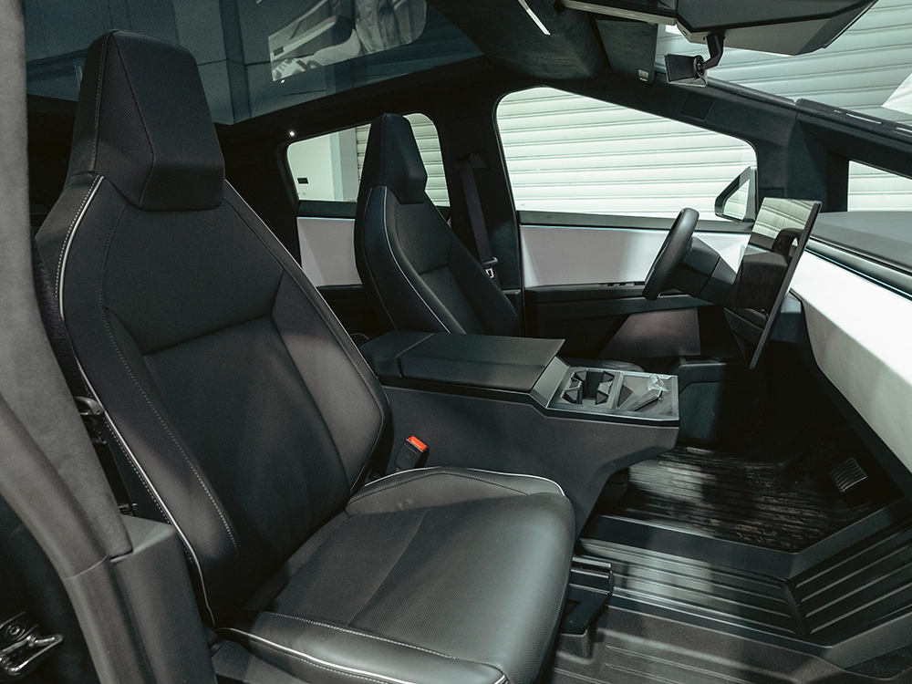 Tesla Cybertruck AWD Foundation - מושבים קדמיים