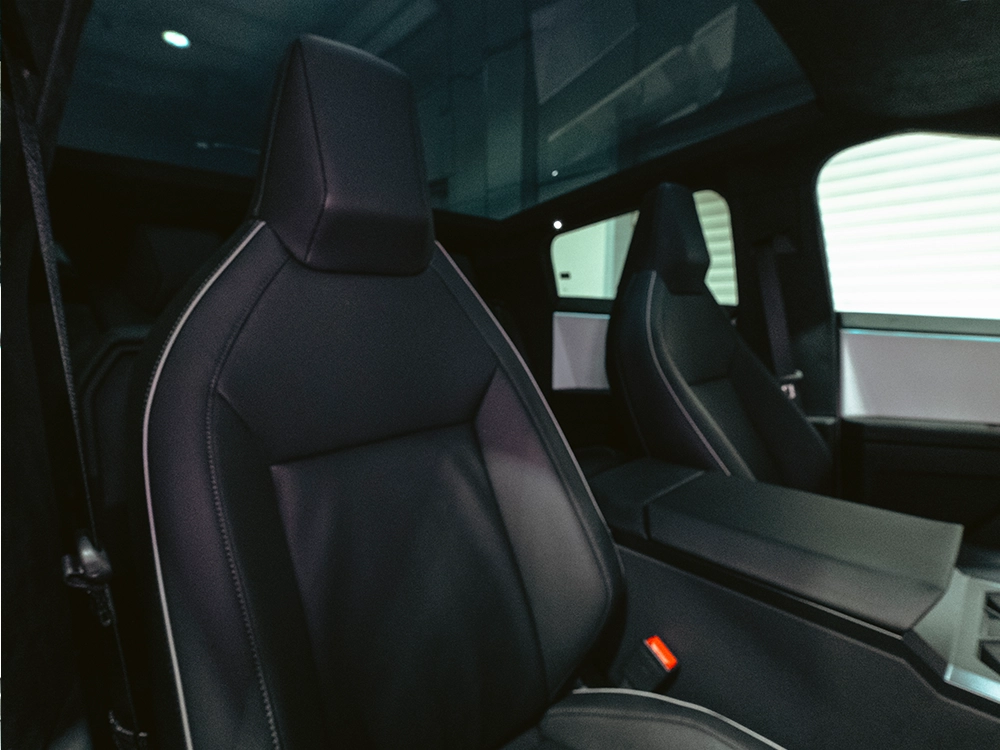 Tesla Cybertruck AWD Foundation - מושבים קדמיים