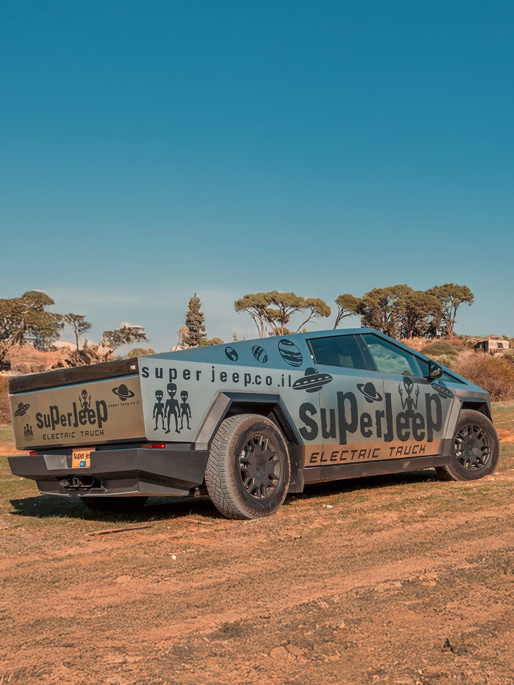 Tesla Cybertruck AWD Foundation - מבט אחורי אלכסוני