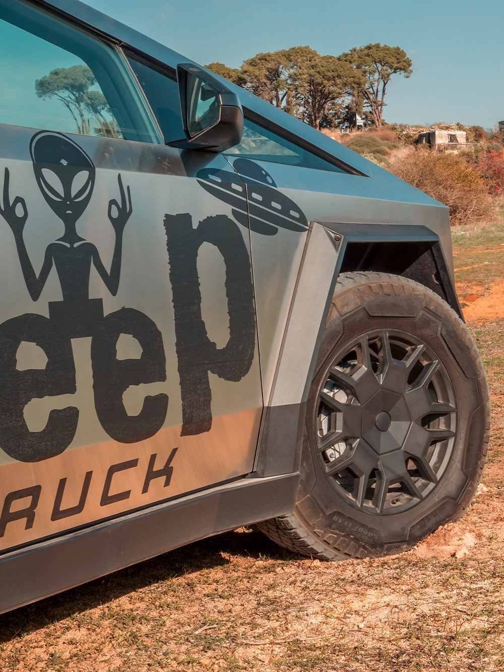 Tesla Cybertruck AWD Foundation - תקריב ג'אנט