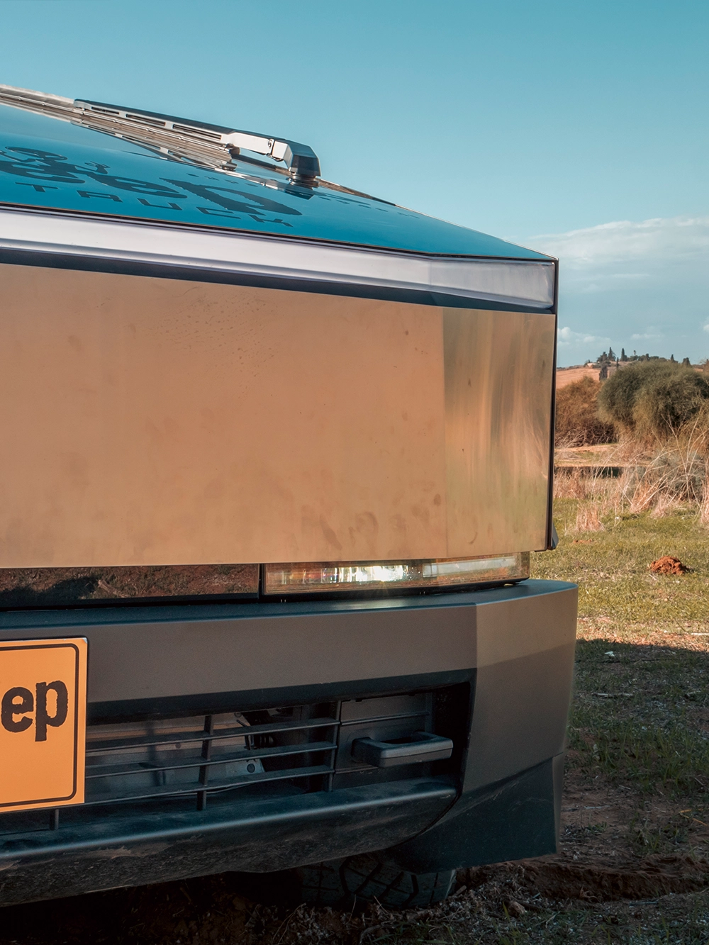 Tesla Cybertruck AWD Foundation - תקריב פס תאורה קדמי