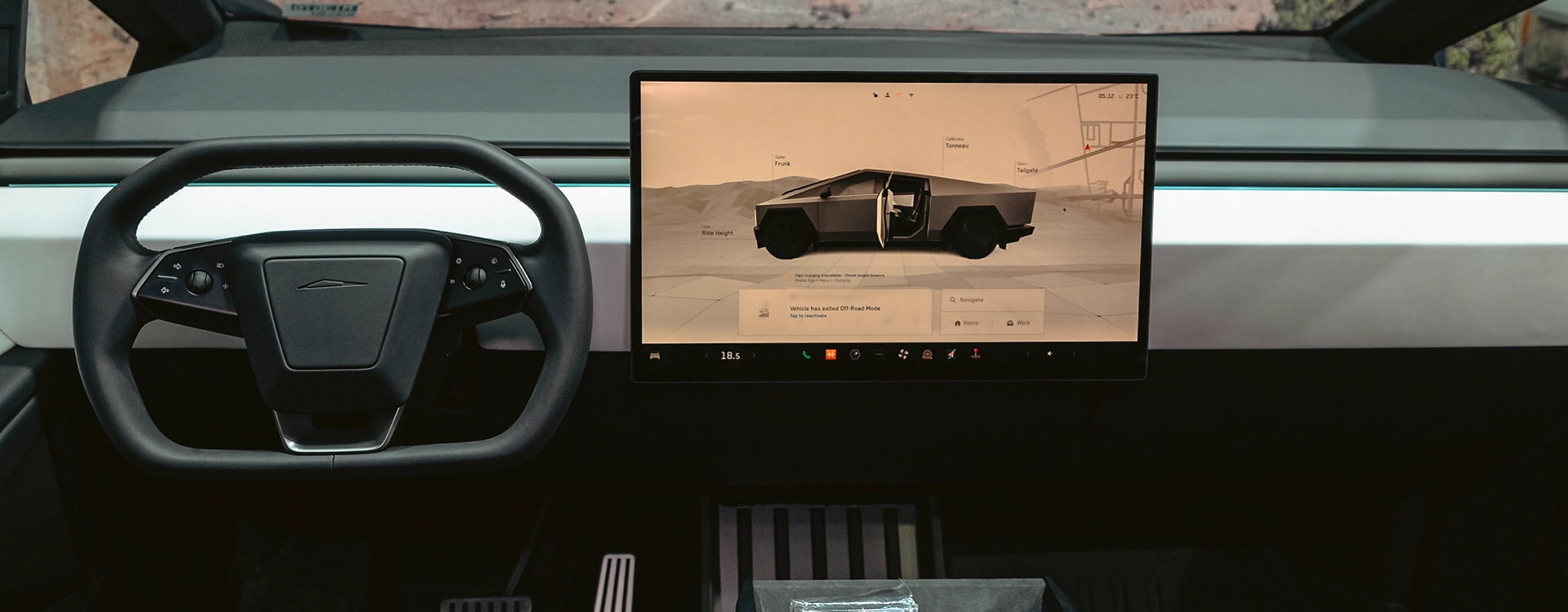 Tesla Cybertruck AWD Foundation - דשבורד ומסך מולטימדיה