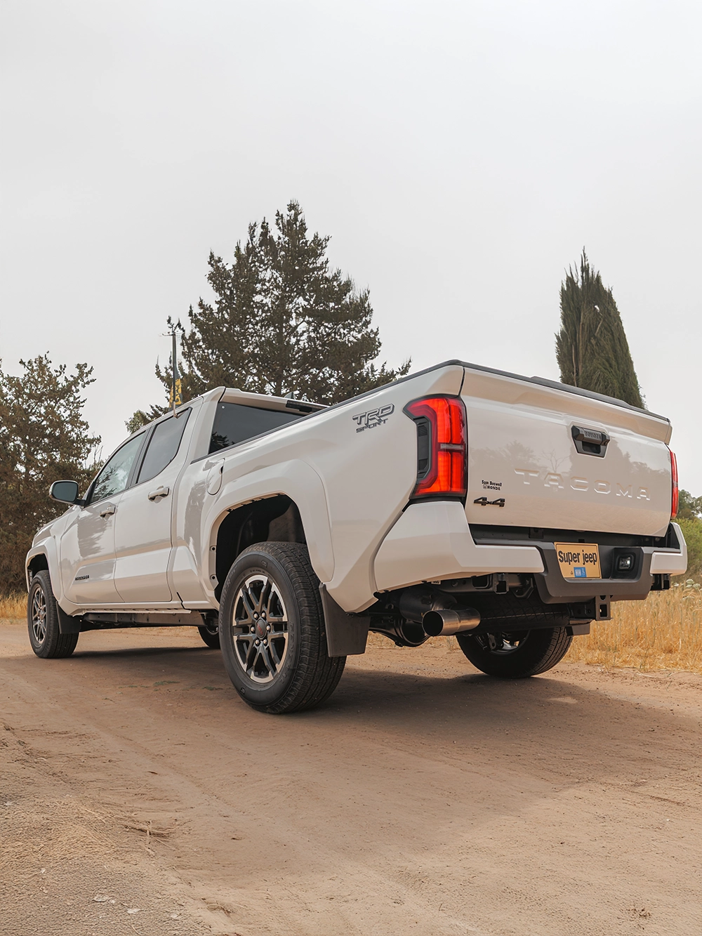 Toyota Tacoma TRD Sport - מבט אחורי אלכסוני