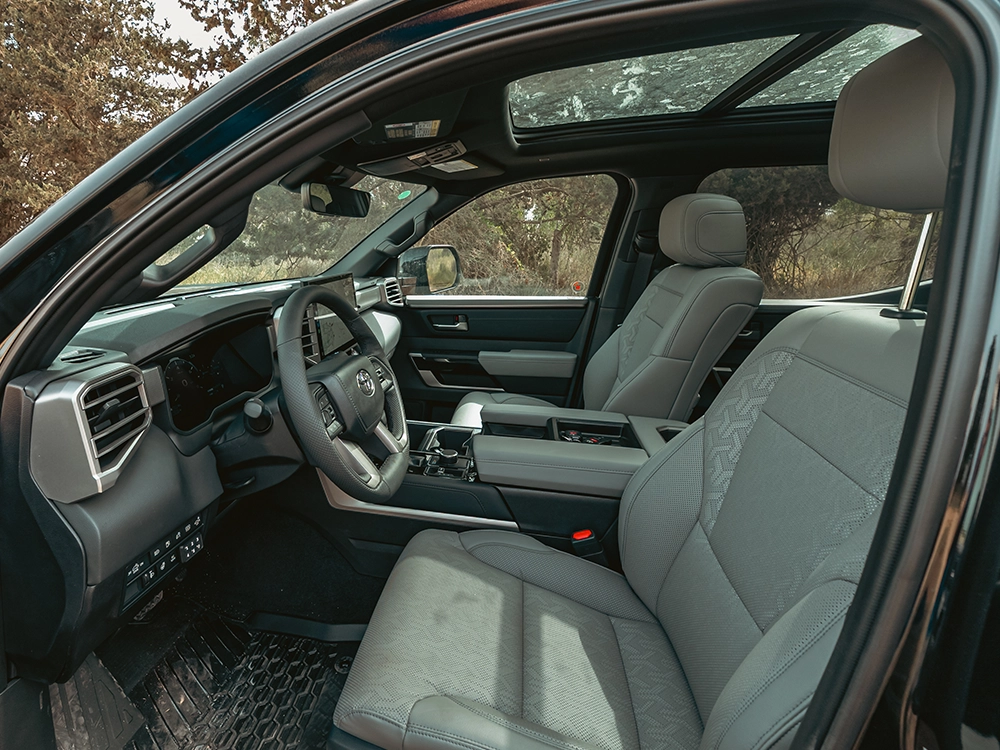 Toyota Tundra Limited Hybrid - תא נהג