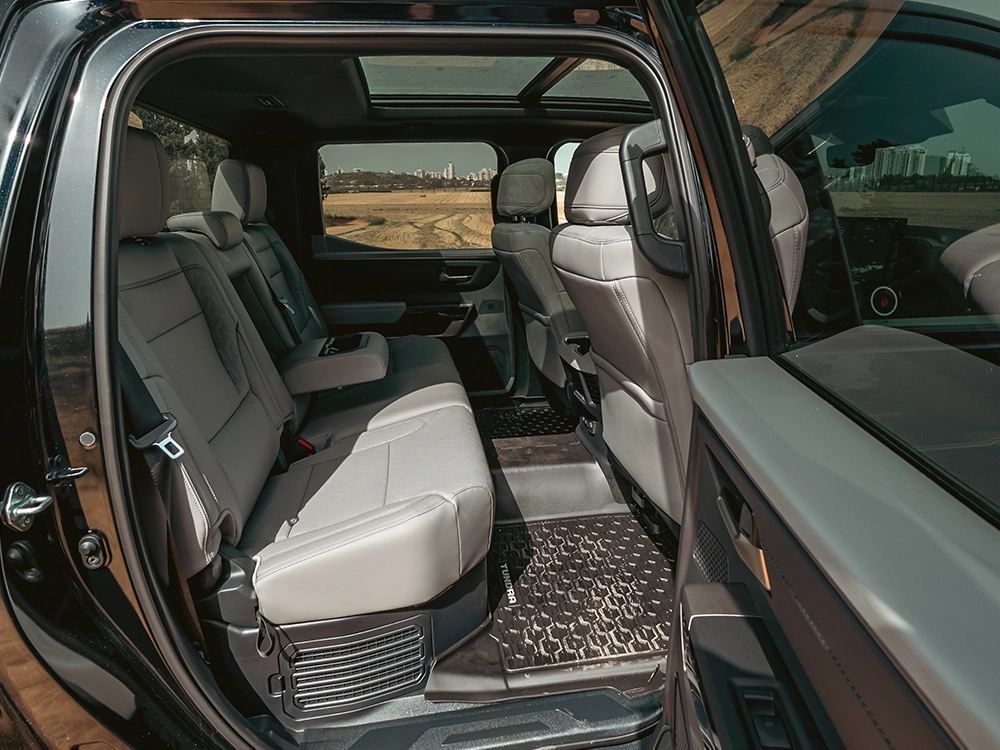 Toyota Tundra Limited Hybrid - מושבים אחוריים