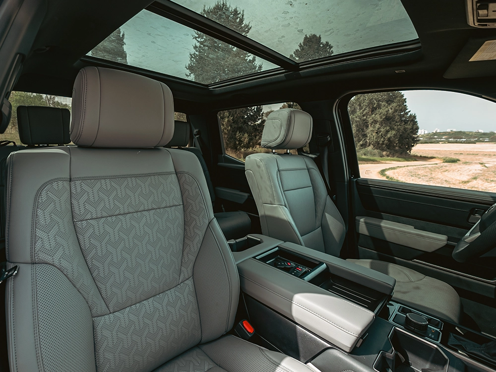 Toyota Tundra Limited Hybrid - מושבים קדמיים