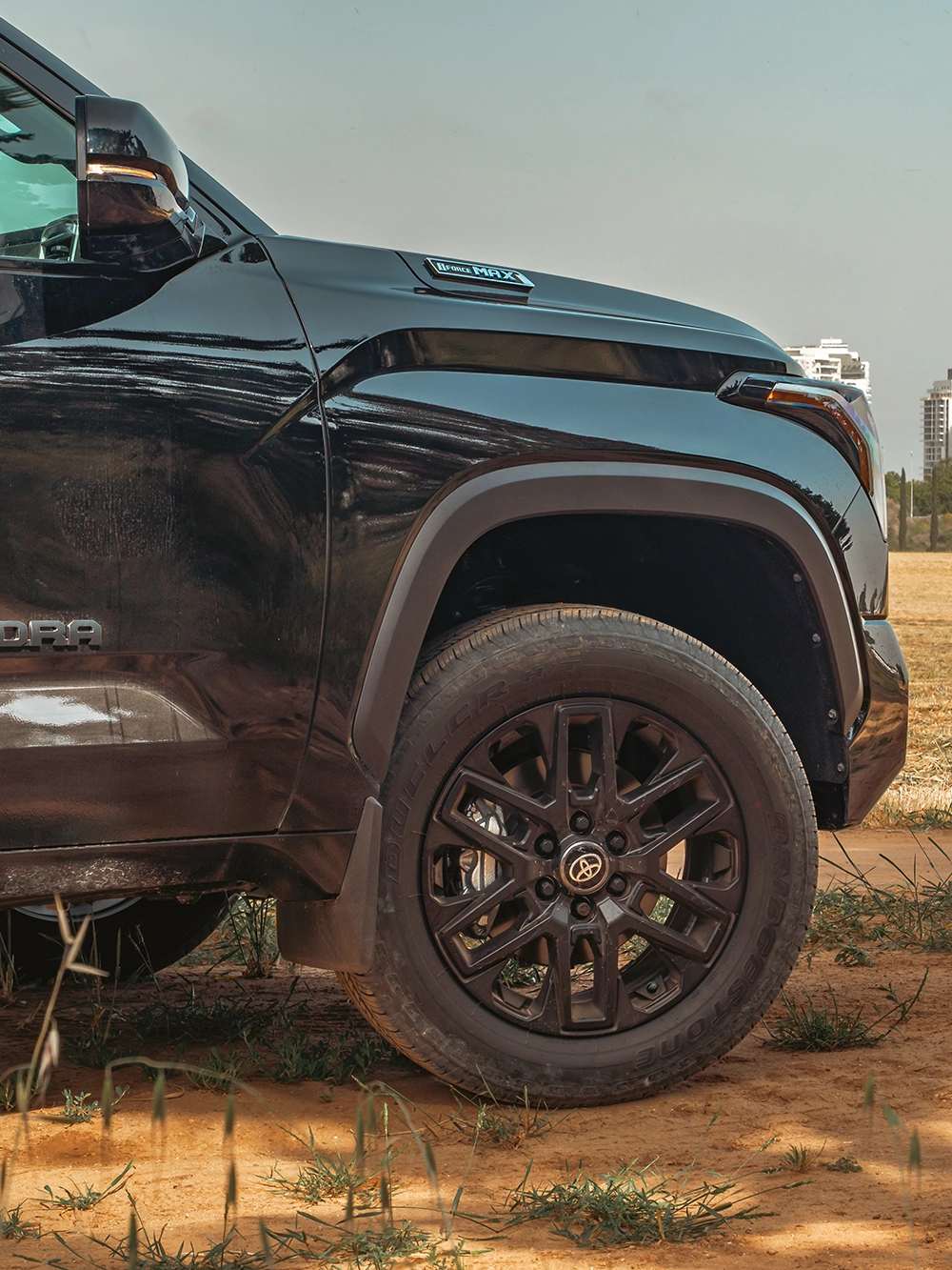 Toyota Tundra Limited Hybrid - תקריב ג'אנט וצמיג