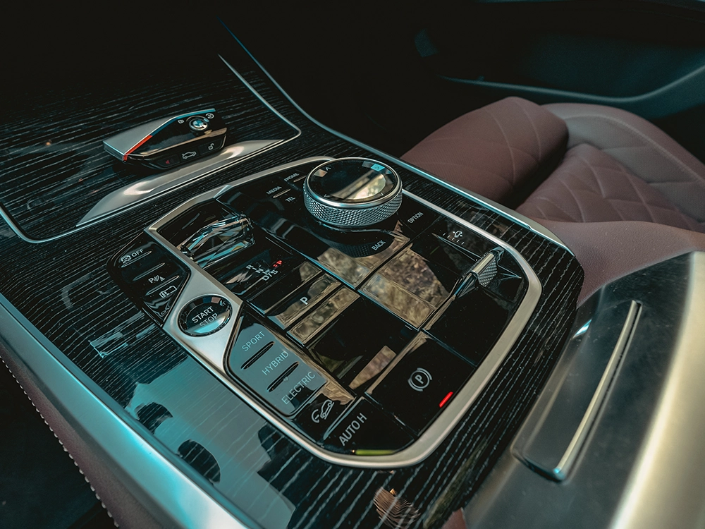 BMW X5 xDrive50e - תקריב ידית הילוכים