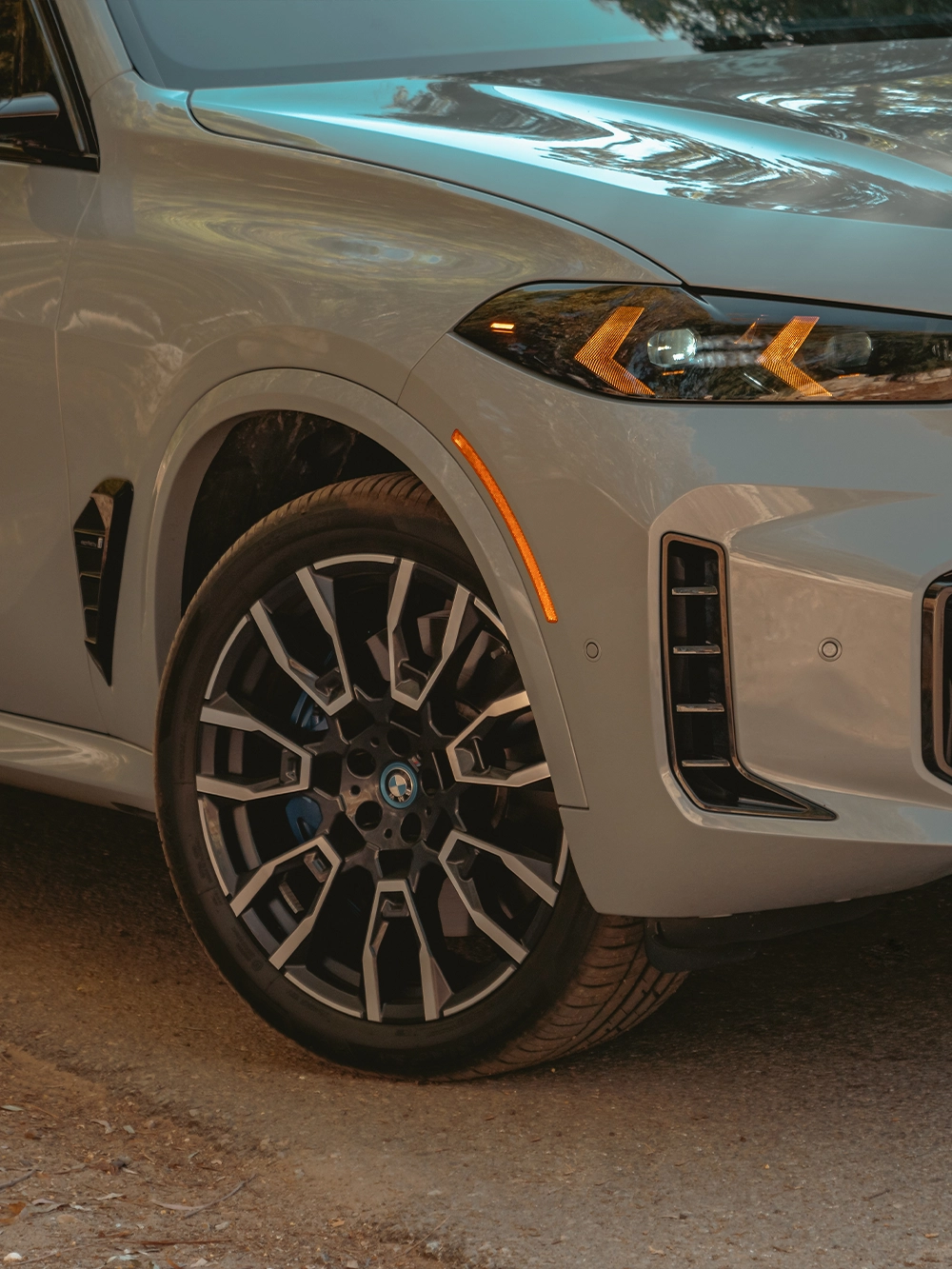 BMW X5 xDrive50e - תקריב ג'אנט וצמיג