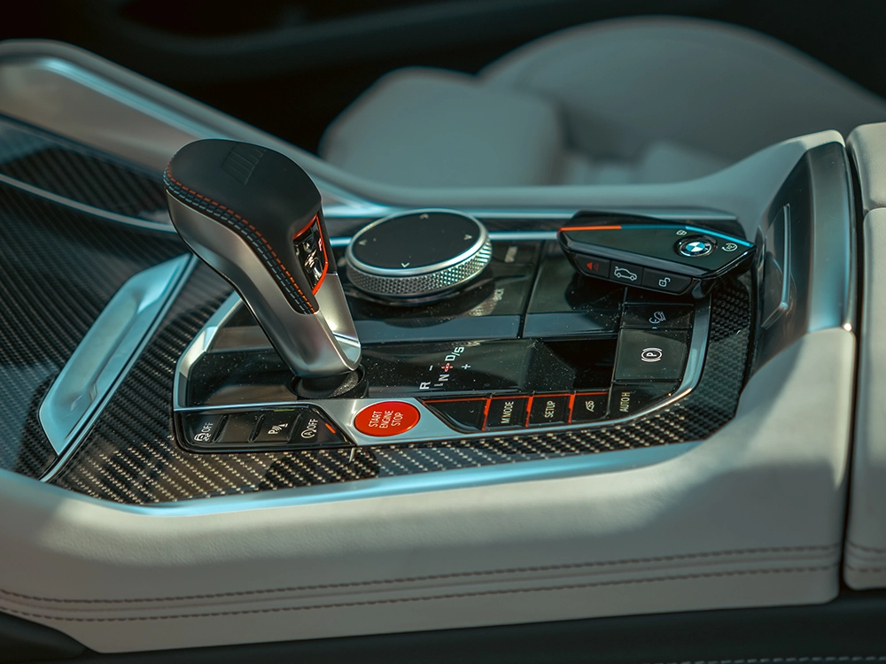 BMW X6 M Competition - תקריב ידית הילוכים