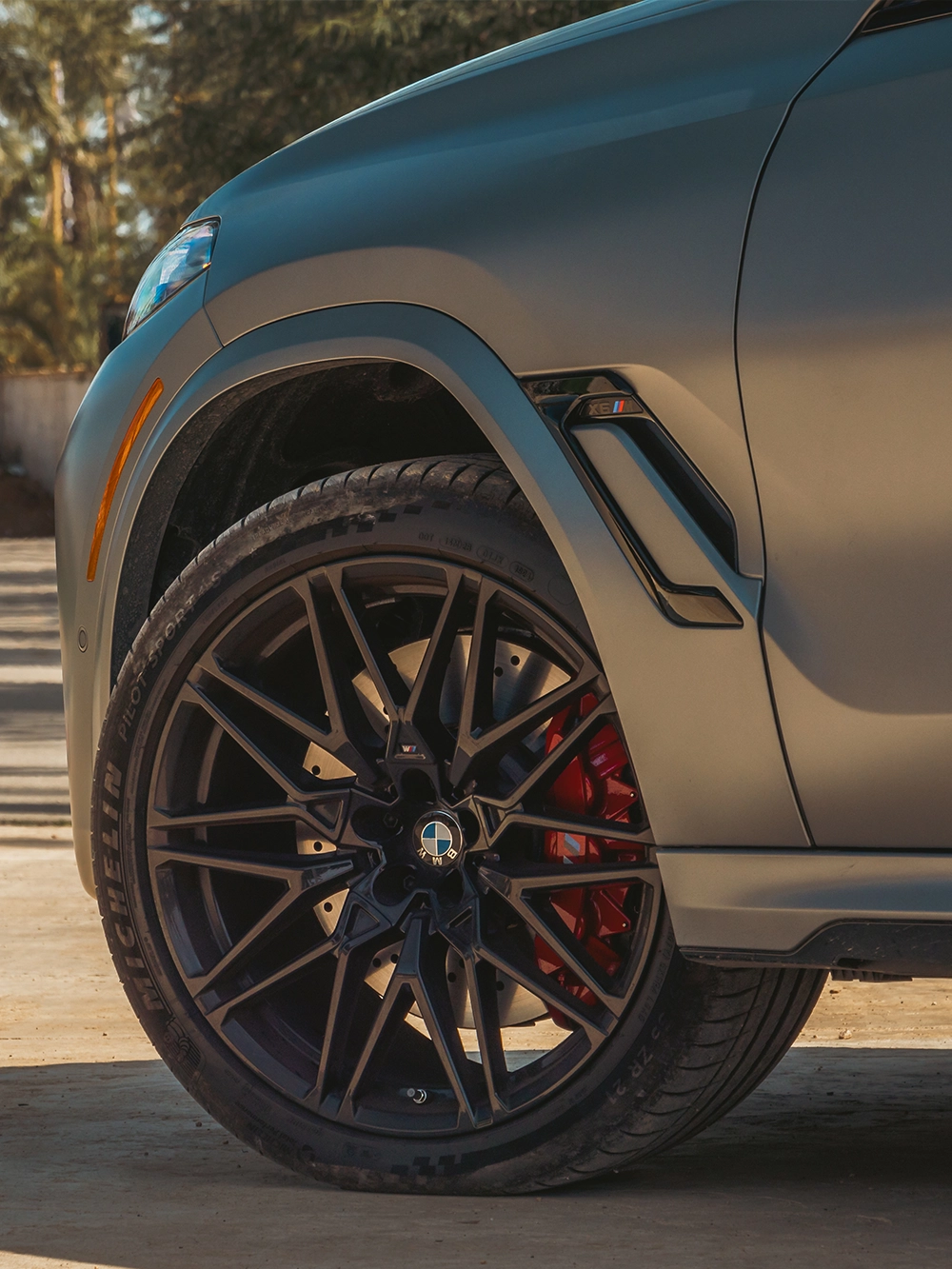 BMW X6 M Competition - תקריב ג'אנט וצמיג