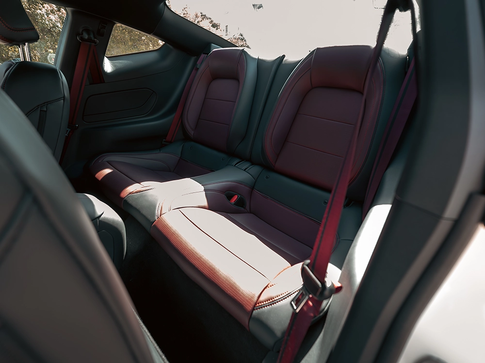 Ford Mustang GT - מושבים אחוריים