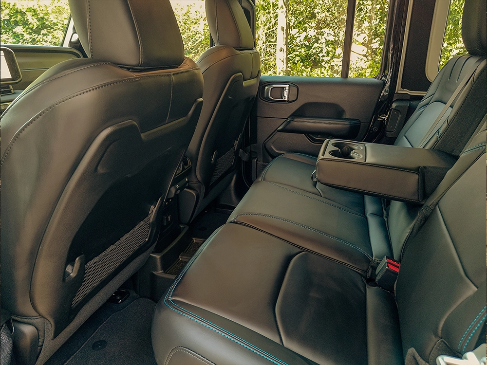 Jeep Wrangler Rubicon X 4xe - מושבים אחוריים