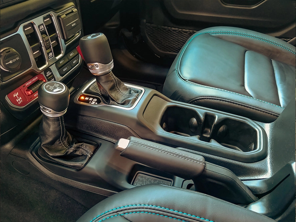 Jeep Wrangler Rubicon X 4xe - תקריב ידית הילוכים