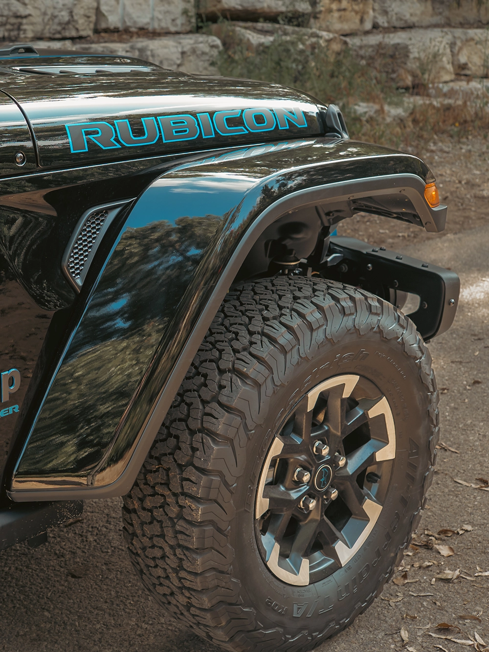 Jeep Wrangler Rubicon X 4xe - תקריב ג'אנט וצמיג