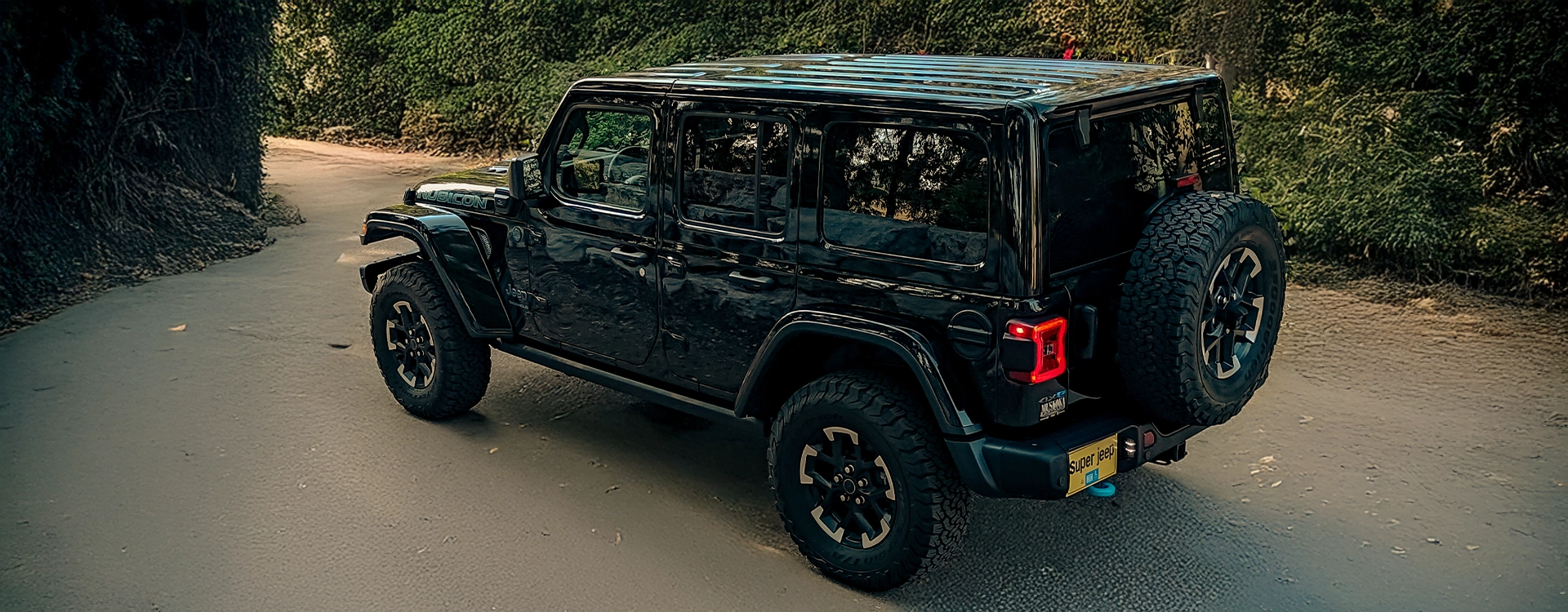 Jeep Wrangler Rubicon X 4xe - מבט אחורי אלכסוני