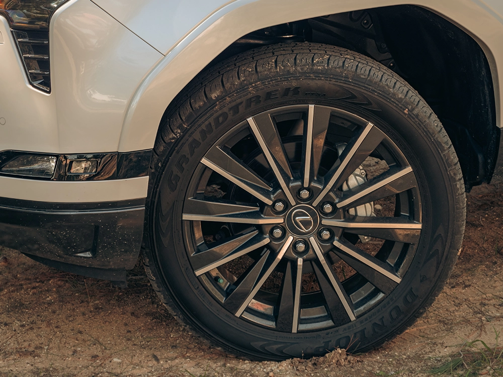 Lexus GX 550 Luxury Plus - תקריב ג'אנט וצמיג