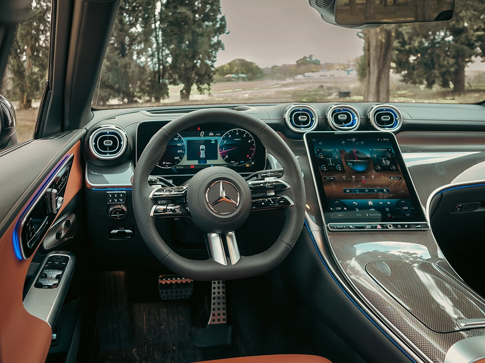 Mercedes-Benz GLC 300 - הגה ולוח מחוונים