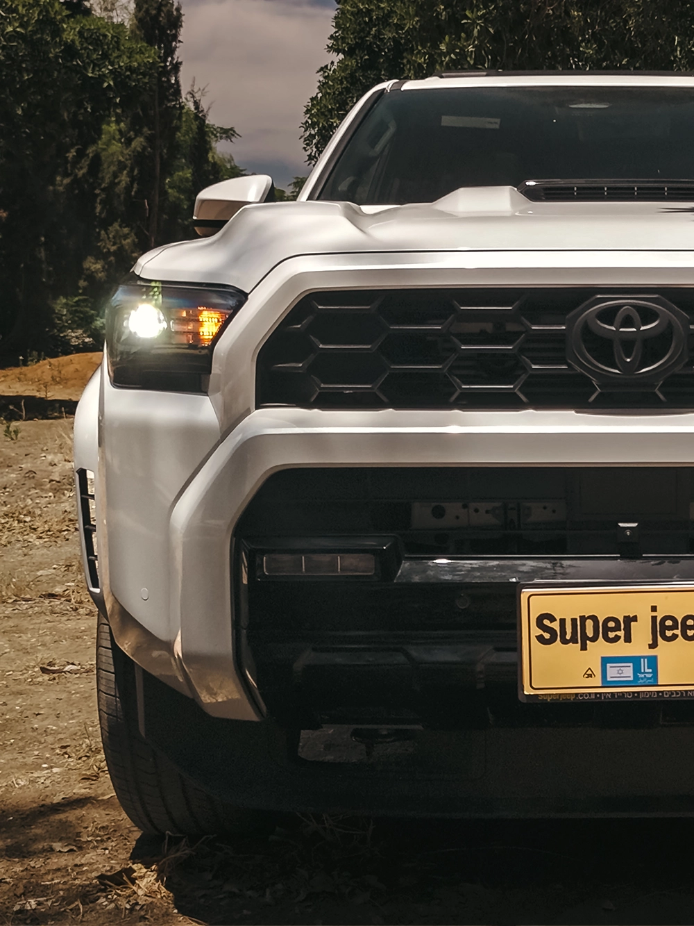 Toyota 4Runner TRD Sport Premium - תקריב פנסי חזית