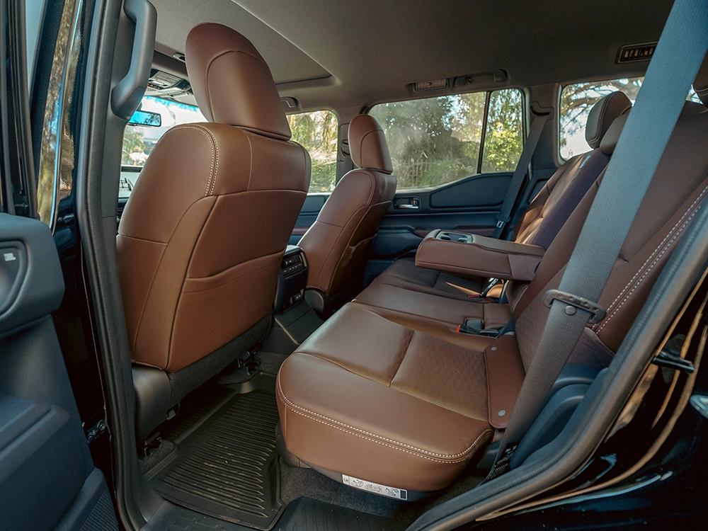 Toyota Land Cruiser 250 Hybrid - מושבים אחוריים