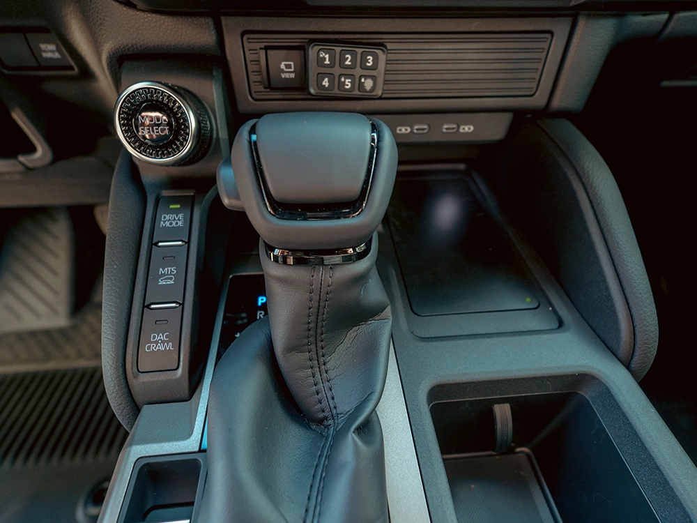 Toyota Land Cruiser 250 Hybrid - תקריב ידית הילוכים