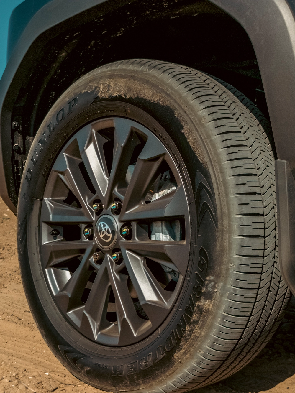 Toyota Land Cruiser 250 Hybrid - תקריב ג'אנט וצמיג