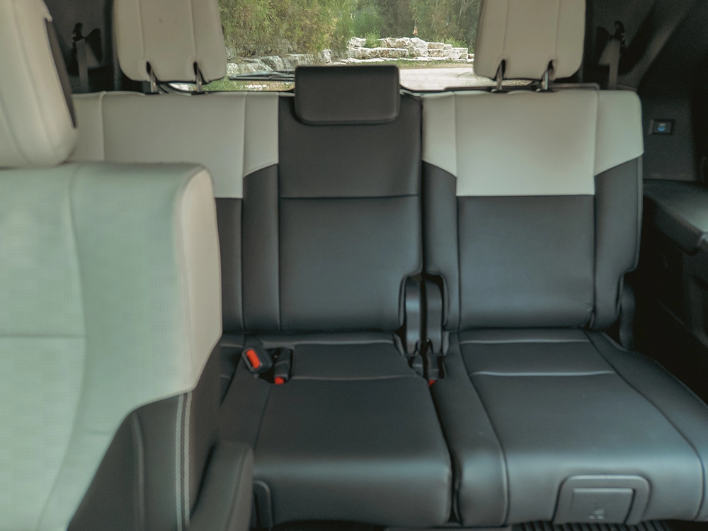 Toyota Sequoia Capstone - מושבים אחוריים