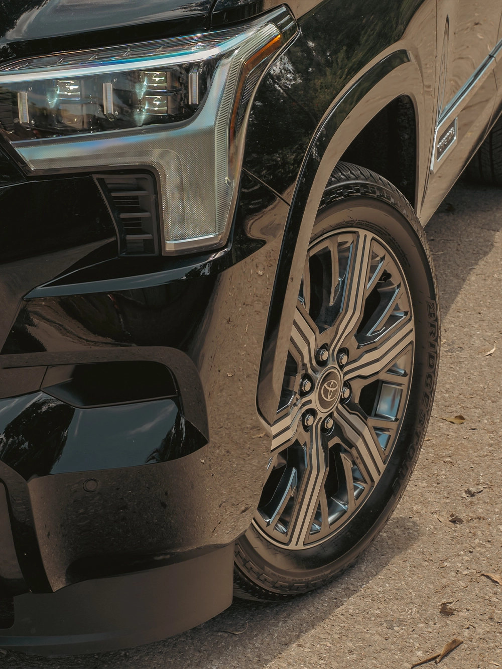 Toyota Sequoia Capstone - תקריב ג'אנט וצמיג